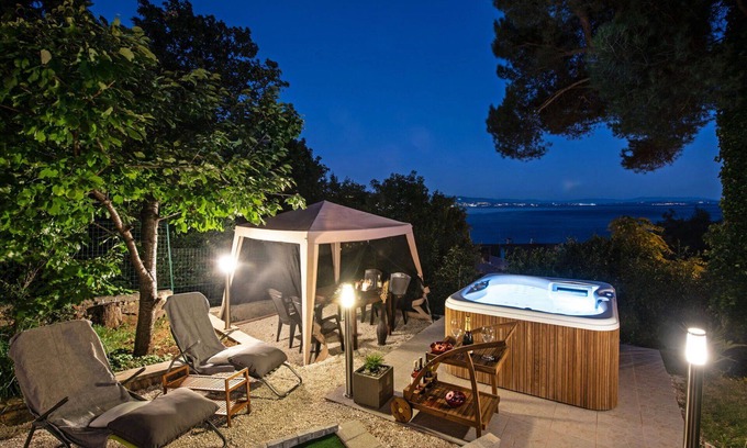 Volosko House | Wonderful villa for 4 guests with WIFI, A/C, hot tub, TV, patio and parking