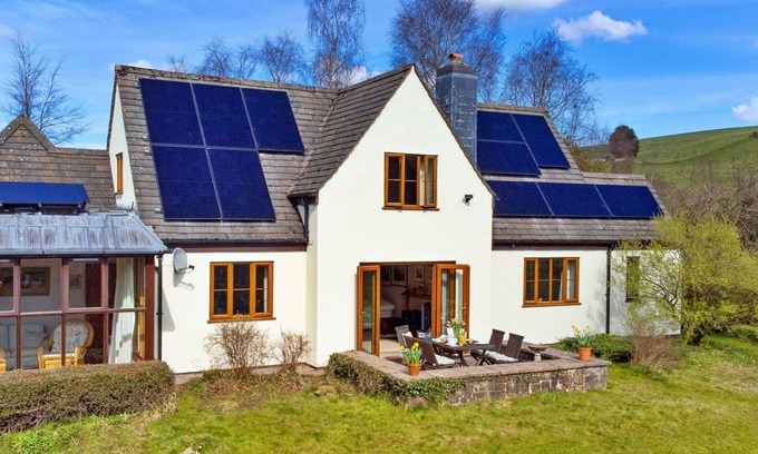 Llanidloes House | Wonderful villa for 6 people with WIFI, terrace and parking
