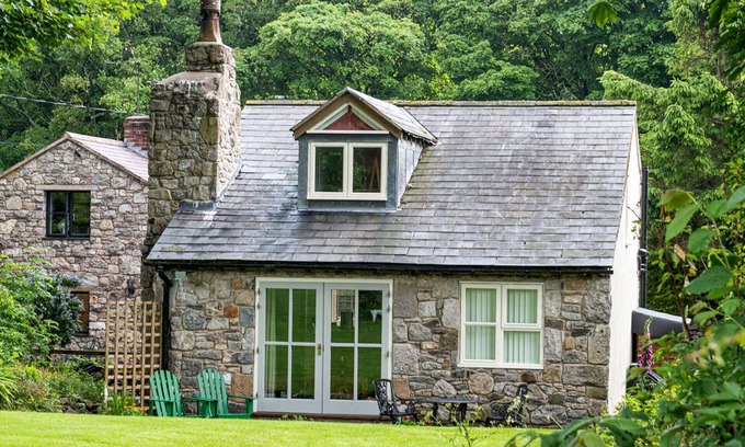 Pantymwyn House | Wonderful villa for 2 guests with WIFI, TV and parking