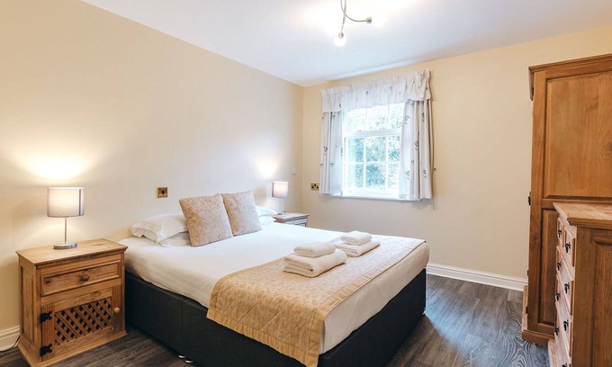 Eaton Mascott House | Wonderful villa for 4 guests with WIFI, TV and pets allowed