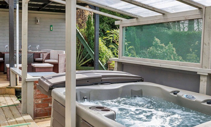 Craven Arms House | Wonderful villa for 2 guests with hot tub, WIFI, TV and terrace