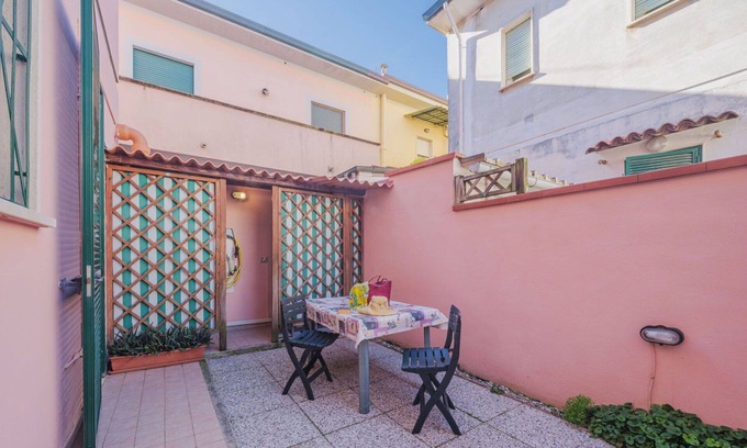 Viareggio House | Wonderful villa for 8 guests with TV, patio and parking