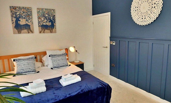 Liverton House | Wonderful villa for 6 guests with hot tub, pool, WIFI