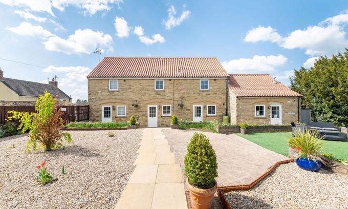 Thirsk House | Wonderful villa for 4 people with WIFI, hot tub, pool and terrace