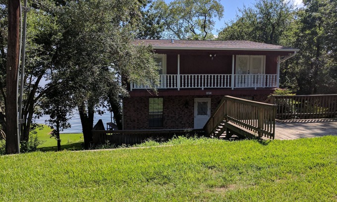 West Livingston House | Wonderful Waterfront Home