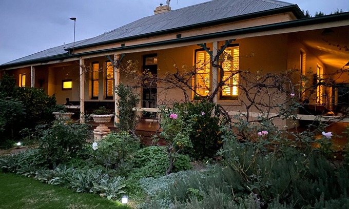 Parkes House | Wonga - A secluded oasis in the heart of Parkes