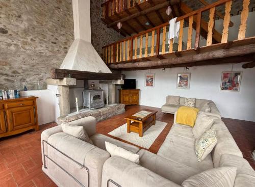 Los Masos House | Wood Lodge - Sleeps10 - Skiing - Thermal Baths