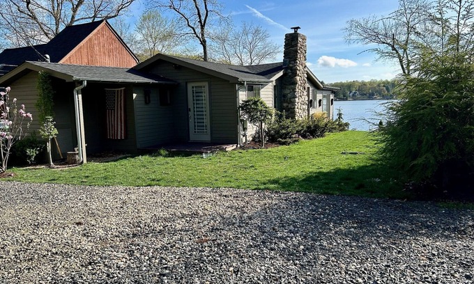 Woodbury Condo | WOODBURY'S LAKE QUASSEPAUG SPRING-FED LAKE. DIRECT WATERFRONT. BOAT DOCK.