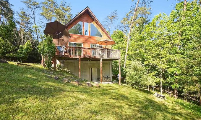 Berkeley Springs Cabin | Wooded Cabin Escape w Fire Pit & Family Ready
