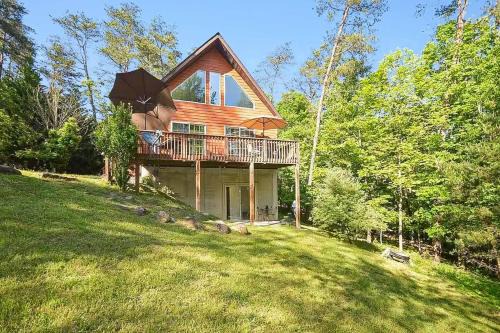 Berkeley Springs House | Wooded Cabin Escape w Fire Pit & Family Ready