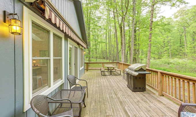 Farwell Cabin | Wooded Country Home w/Spacious Deck in Farwell!