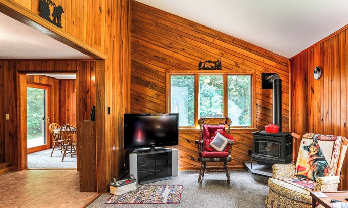 Edinboro Cottage | Wooded Retreat on 5 Acres: 6 Mi to Edinboro Lake!