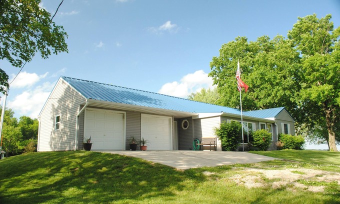 Mattoon House | Wooded rural country estate near Lake Shelbyville and Illinois Amish country
