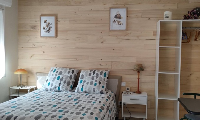 Troyes House | Wooden studio room, quiet, near downtown