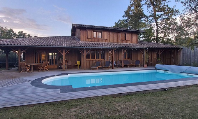 Leognan House | Wooden villa with swimming pool