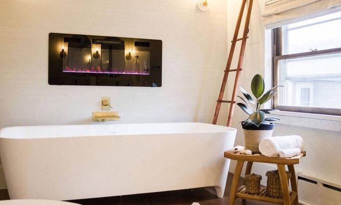 Myerstown House | Woodhaven Hideaway: luxe retreat, easy walk to local pool