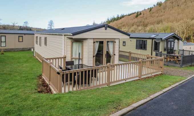 New Quay Cabin | WOODLAND BREEZE, pet friendly, country holiday cottage in Llanarth