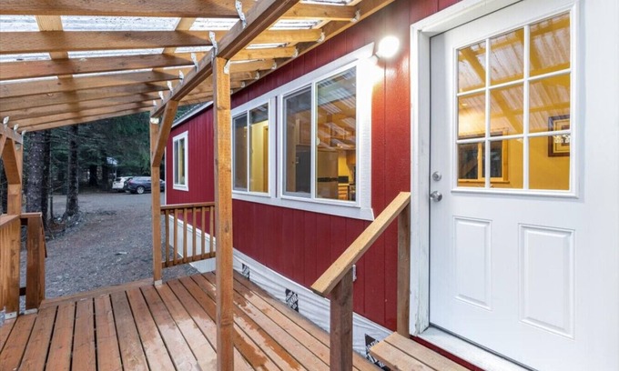 Bear Creek Cabin | Woodland Cabin - Tiny Home Retreat Sleeps 4
