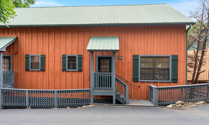 Branson Cabin | Woodland Cabin with Spa Tub & Resort Pool