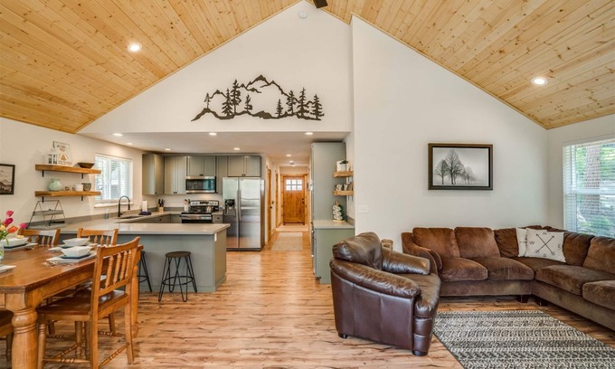 Leavenworth House | Woodland Chalet in a Wonderful Quiet Setting