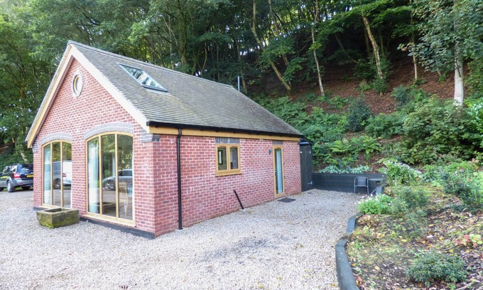 Sugnall Cottage | WOODLAND COTTAGE, pet friendly, with a garden in Eccleshall