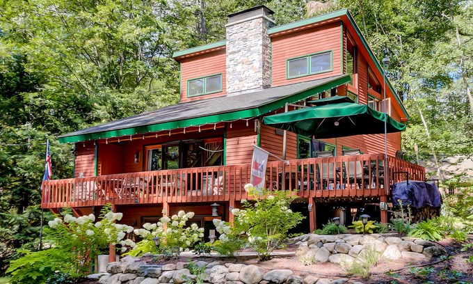 Eidelweiss Village House | Woodland lodge w/ firepit, deck, grill & fireplace - walk to beaches, dogs OK!