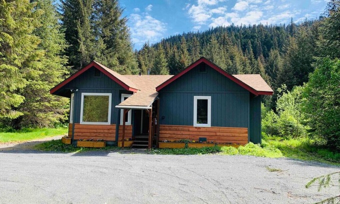 Bear Creek House | Woodland Retreat - Forested Home Outside City Limits Sleeps 7