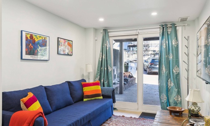 Woodley Park Apartment | Woodley Wayfarer: Walk to Zoo + On Premise Parking