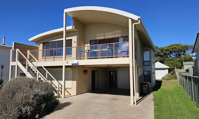 Waterhouse House | Woodlin - You have to see it to believe it - IT'S ALL ABOUT THOSE VIEWS!