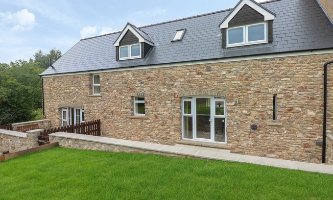 Miskin Cottage | WOODPECKER BARN, pet friendly, character holiday cottage in Pontyclun
