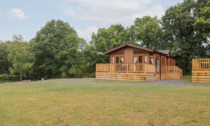 Black Torrington Cottage | WOODPECKER LODGE, pet friendly in Sheepwash