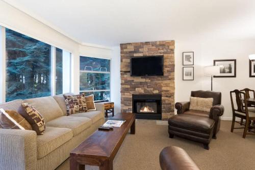 Upper Village House | Woodrun Lodge 414 | Cozy Ski-In Ski-Out Condo w/Shared Hot Tub, Pool, Fireplace, & Parking