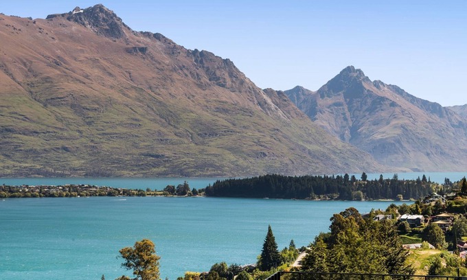 Frankton Villa | Woods Villa Weka | Lake and Mountain Views