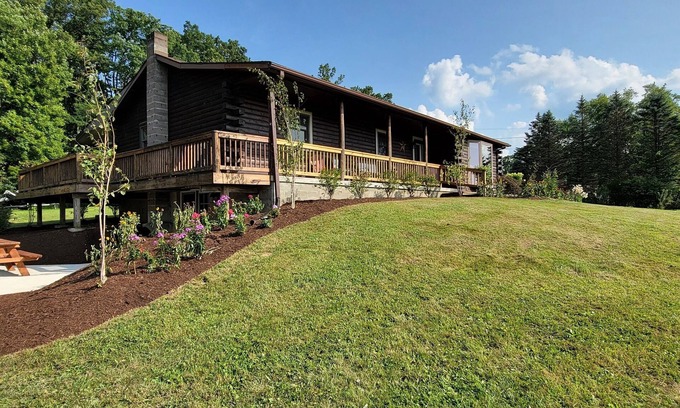 Farmington Cabin | Woodside Escape | 5BR, 3BA, Hot Tub, Large yard