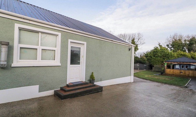 Coleraine Cottage | WOODSIDE GUEST HOUSE, family friendly, with hot tub in Castlerock