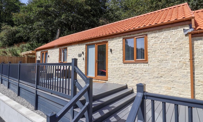 Scarborough Cottage | WOODSIDE, pet friendly, with hot tub in Scarborough