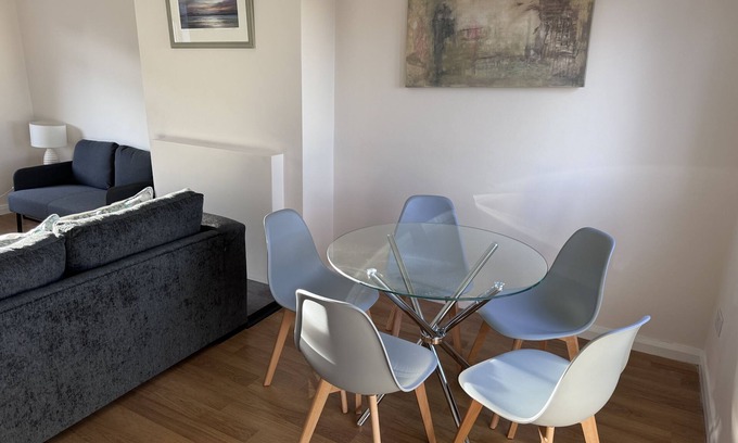 Glenrothes House | Woodside Road - sleeps 5 guests in 4 bedrooms