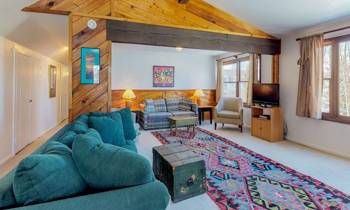 Summit Cove Condo | Woodsy condo with hot tub & pool - great location near ski resorts