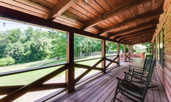 Toccoa Cottage | Woodsy Hideaway: 8 Mi to Henderson Falls Park!
