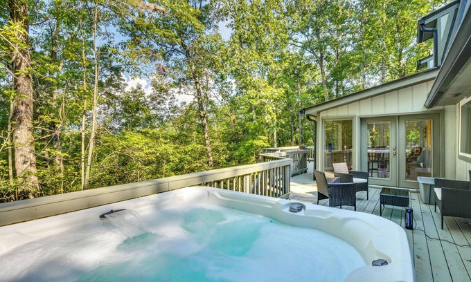 Dahlonega House | Woodsy Retreat w/Deck & Views in Dahlonega!