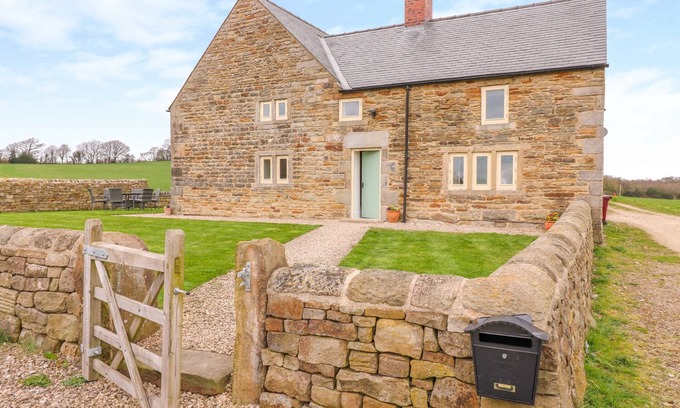 Tupton Cottage | WOODTHORPE CRUCK COTTAGE, family friendly, with hot tub in Clay Cross