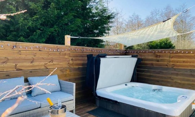 Morpeth House | Woodys Retreat, Hot Tub Holiday Home, Felmoor Park (dog friendly)