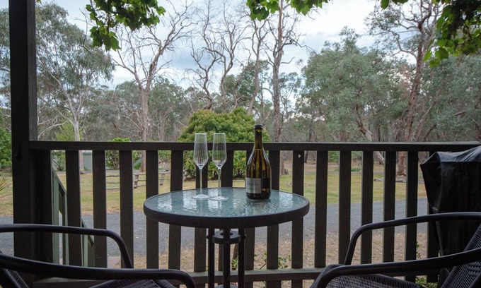 Beechworth Cottage | Woongarra Cottage - Tranquil Off-Grid Nature Escape in a Bush Setting