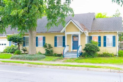 Downtown House | Work Crew Haven: Spacious Corporate Lodging