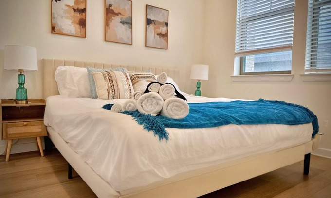Sherman Apartment | Worker Friendly 1bedroom with gym, WiFi, WasherDryer,Pool,KINGbed,A+Location