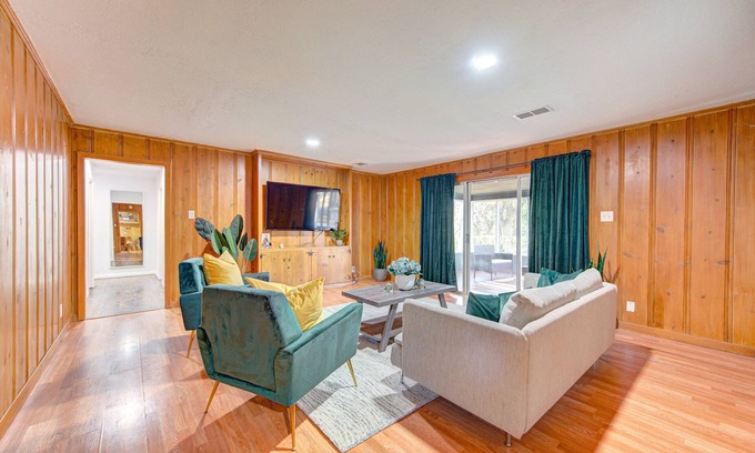 Beaumont House | Workers Haven - Pet Friendly- Patio - Fiber Wi-Fi - King Bed