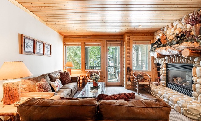 Deer Valley Condo | World-class Ski spot + Year-round Pool & Hot Tub!