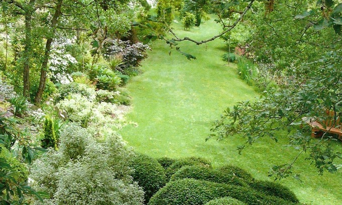 Coursegoules Apartment | World famous garden offers luxury suite in "Colonial" style.