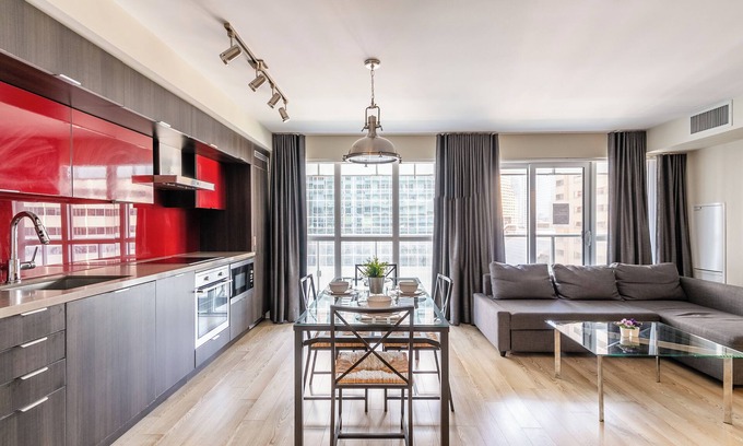 Toronto Entertainment District Apartment | World Wide Stays Suite - CN Tower