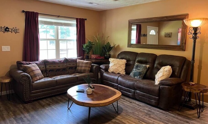 Sevierville Cabin | WOW 🤩 3BR Cabin just 2 miles to Dollywood + Arcades!